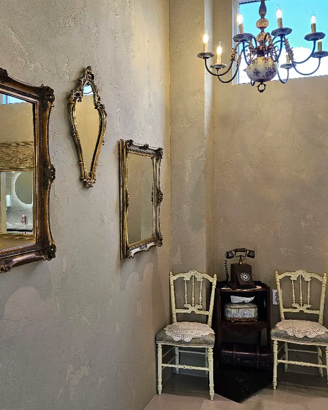 엔틱한 가구와 샹들리에가 있는 카페 내부