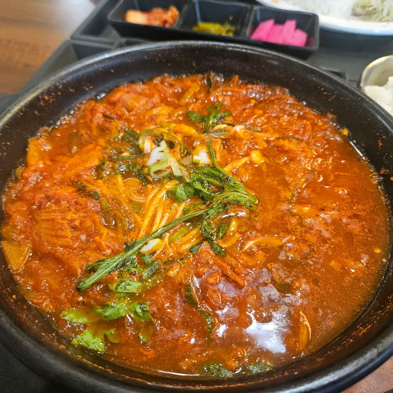 매콤한 김치 어묵 우동