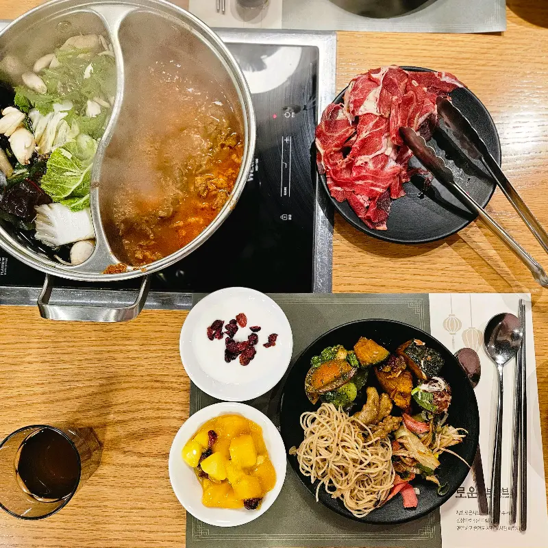 테이블 전체 샷 2