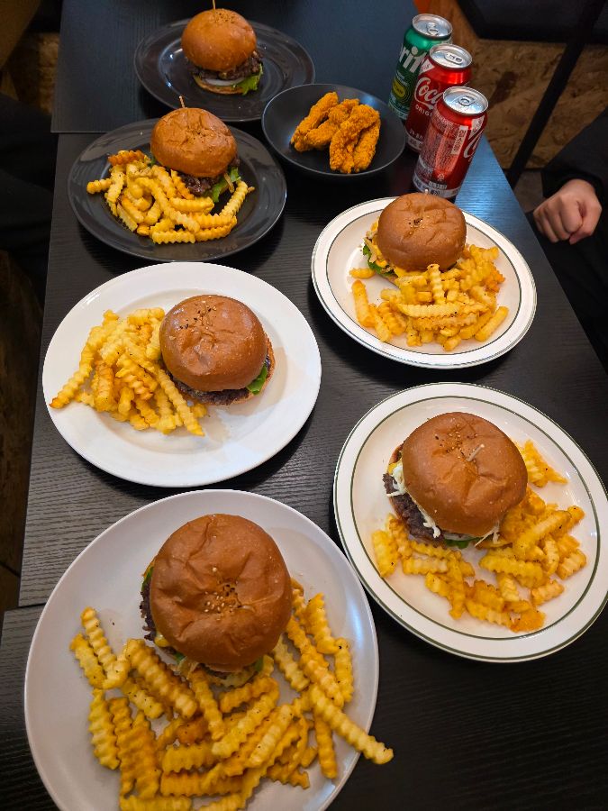 푸짐하게 차려진 햄버거와 감자튀김