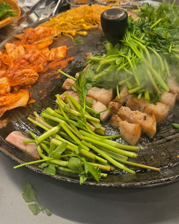 익어가는 삼겹살과 미나리