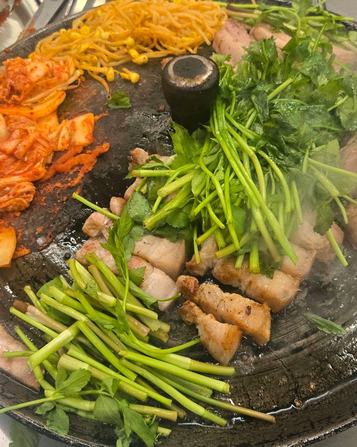 미나리와 삼겹살 클로즈업 샷