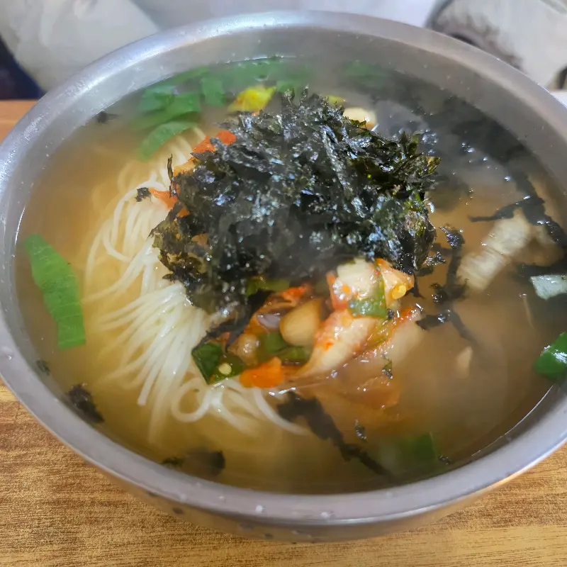김가루가 듬뿍 올려진 멸치국수
