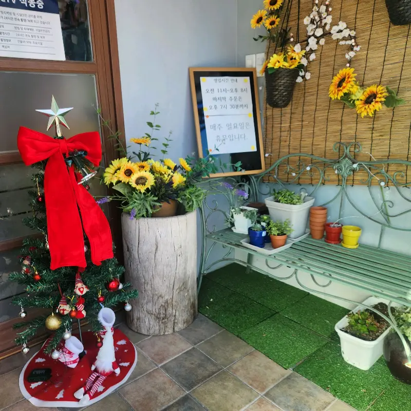 옛담 입구 장식