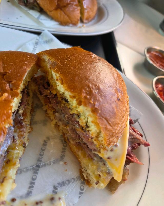 반으로 잘린 브리스킷 버거 단면