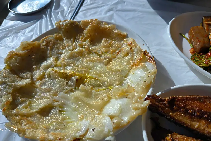 종점식당에서 서비스로 제공되는 배추전