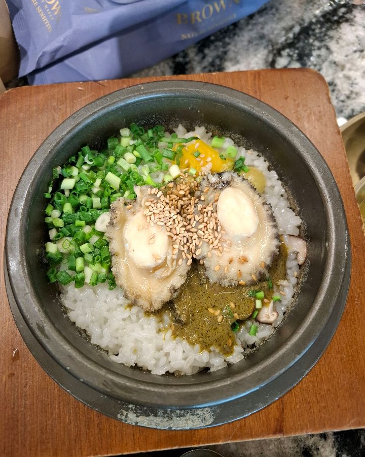 윤기가 흐르는 전복 솥밥