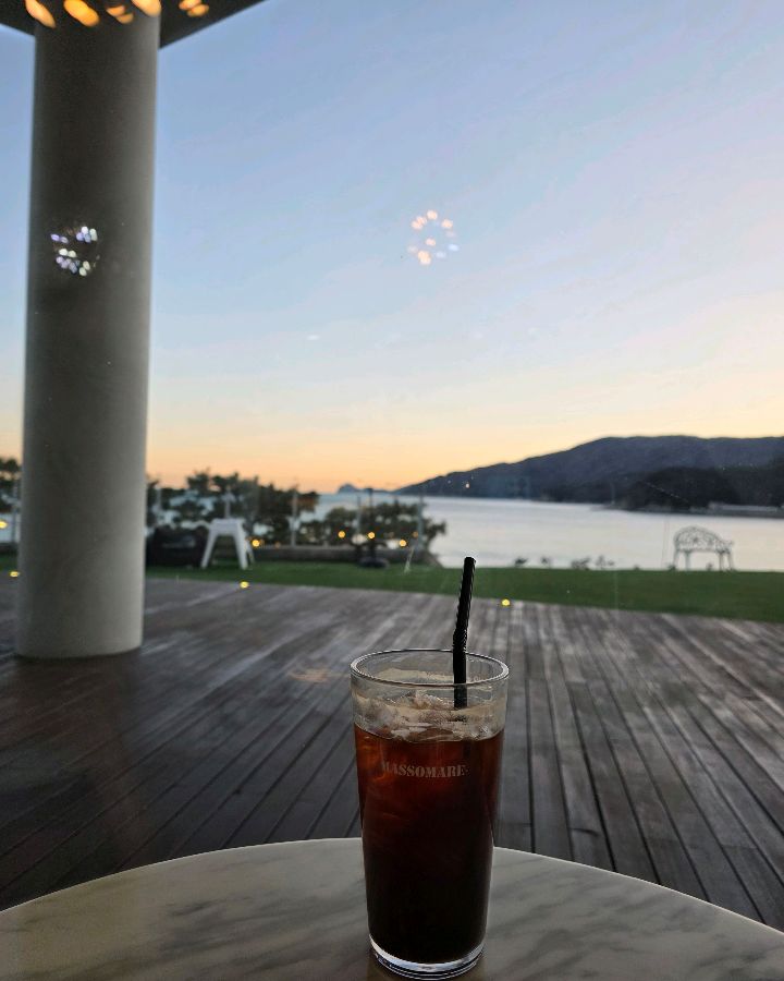 아이스 아메리카노와 바다 풍경