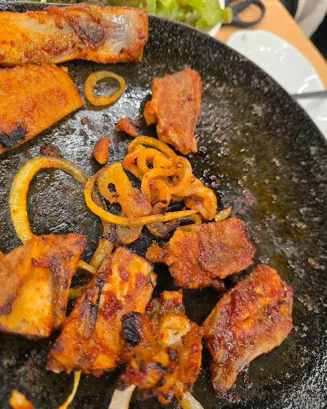 매콤한 양념이 입맛을 돋우는 매운갈비