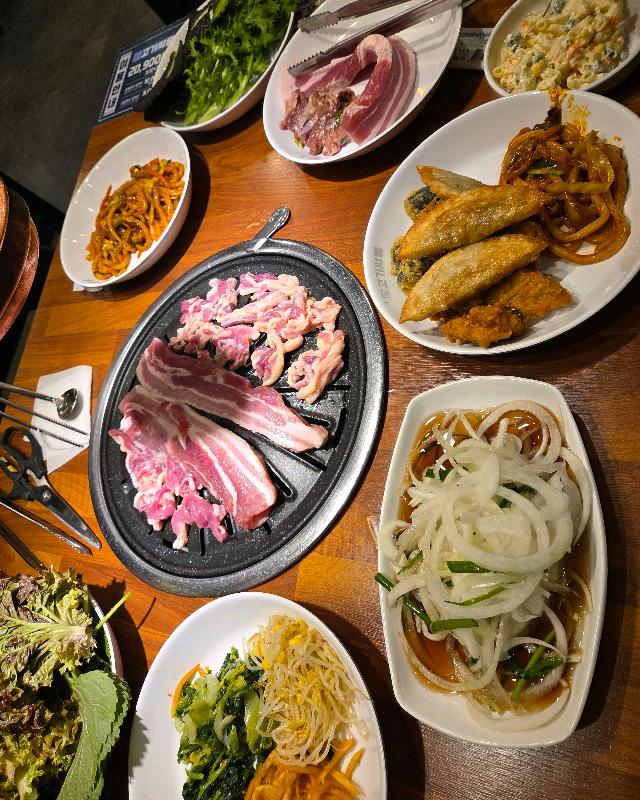 삼겹살과 다양한 곁들임 메뉴