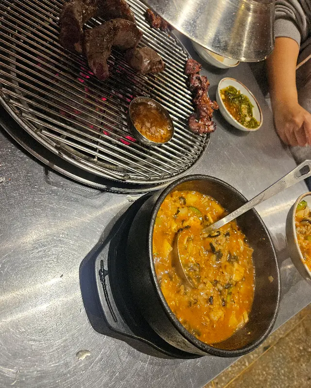 뚝배기에 담겨 나온 청국장