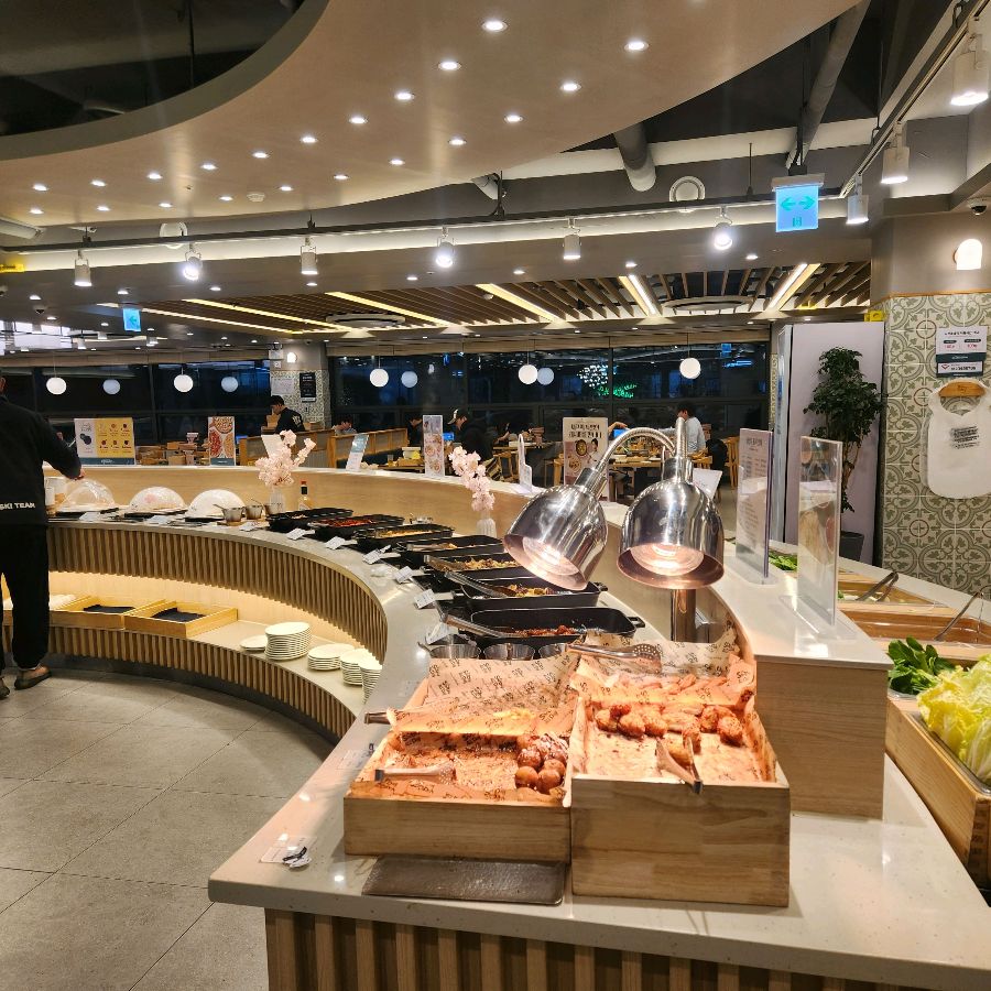 푸짐하게 차려진 샐러드바의 모습