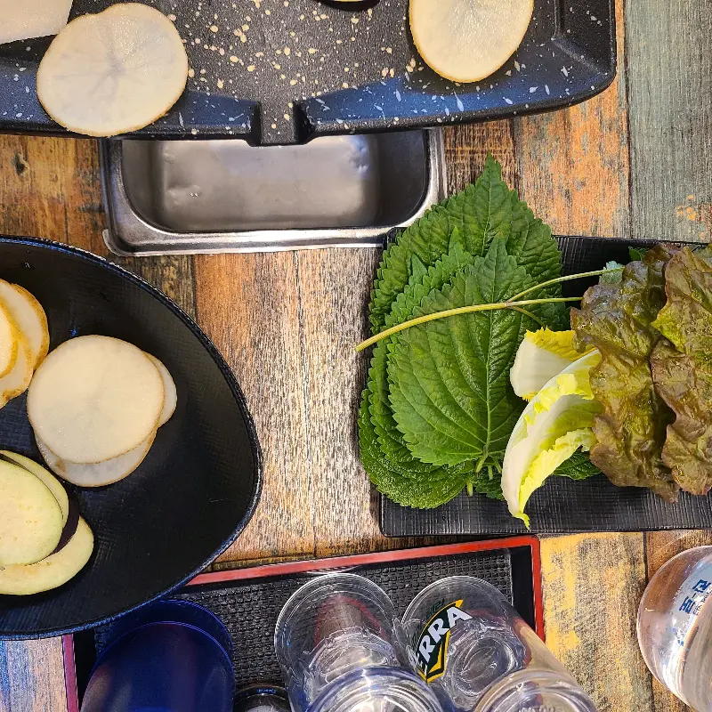 푸짐하게 차려진 테이블