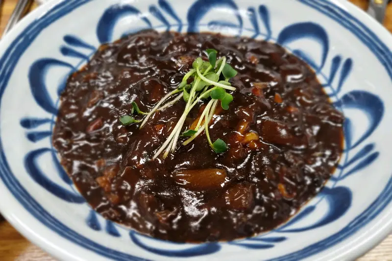 윤기가 흐르는 짜장의 모습