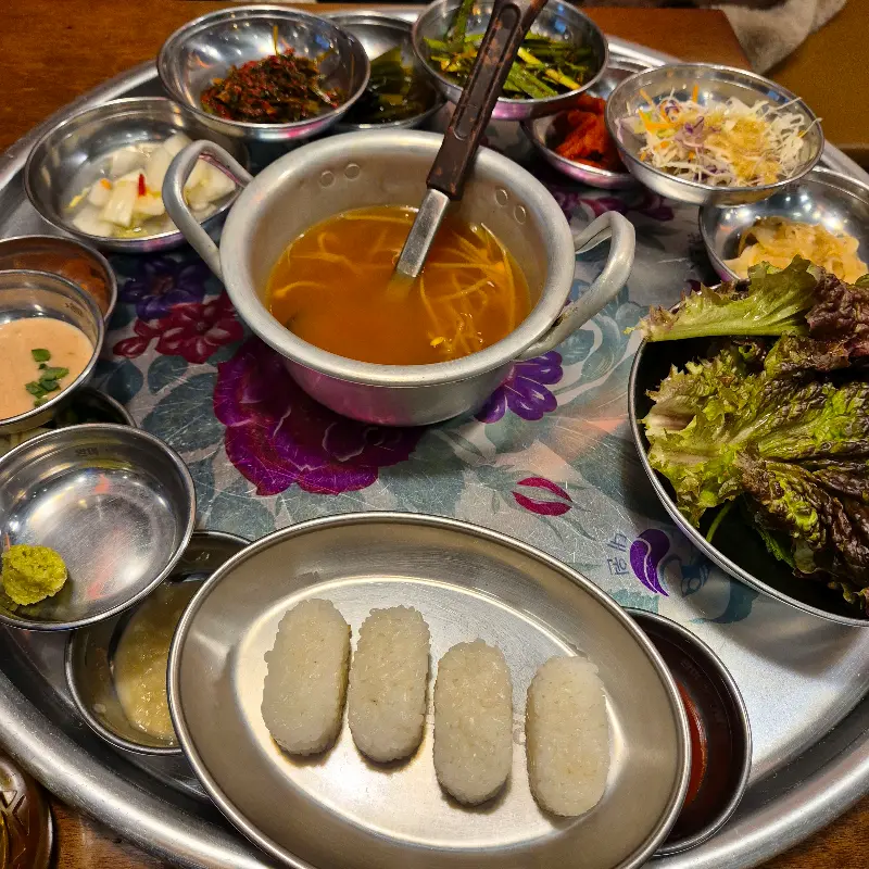 족발과 함께 제공되는 콩나물국