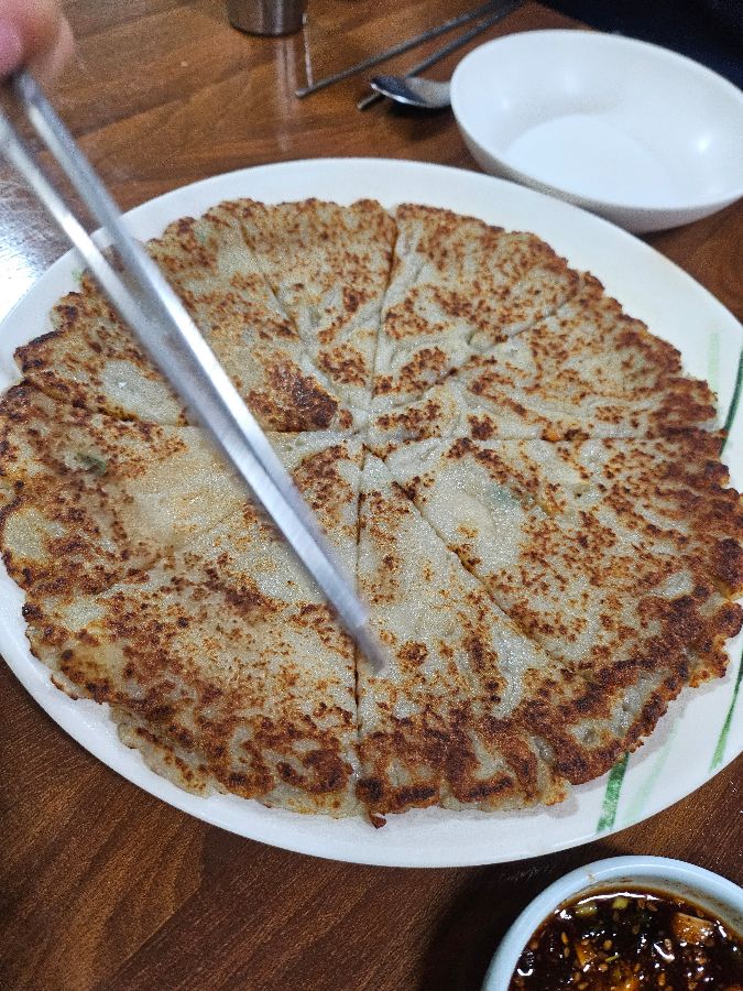 겉은 바삭하고 속은 쫀득한 감자전