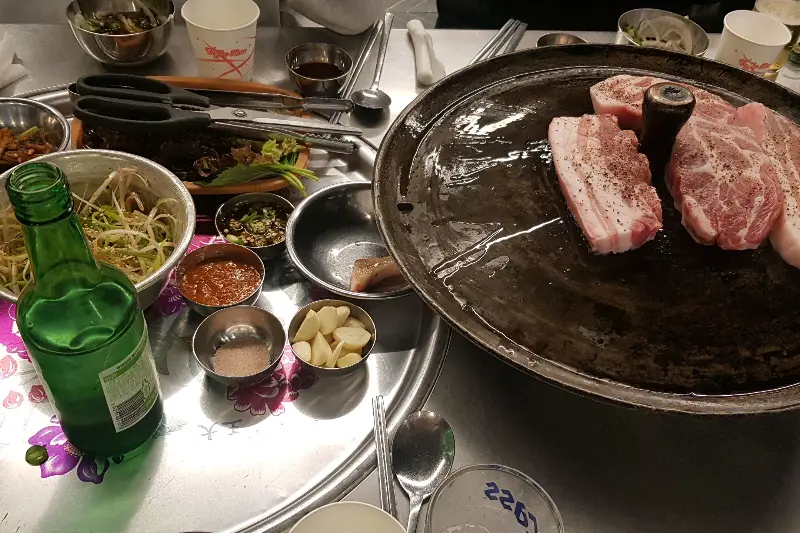 맛있게 구워진 삼겹살 한 점