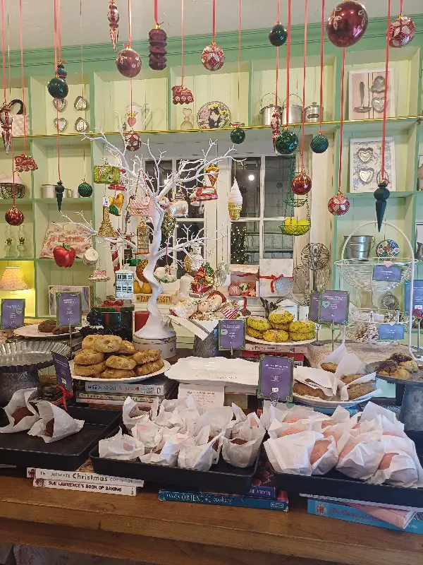 다양한 종류의 쿠키와 디저트가 진열된 쇼케이스