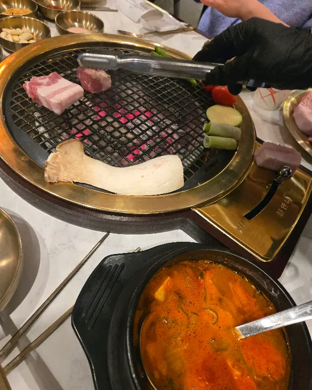 숯불 위에 구워지는 돼지갈비