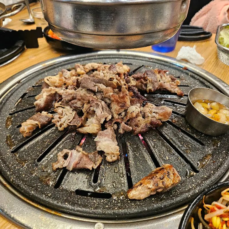 우삼겹이 익어가는 모습