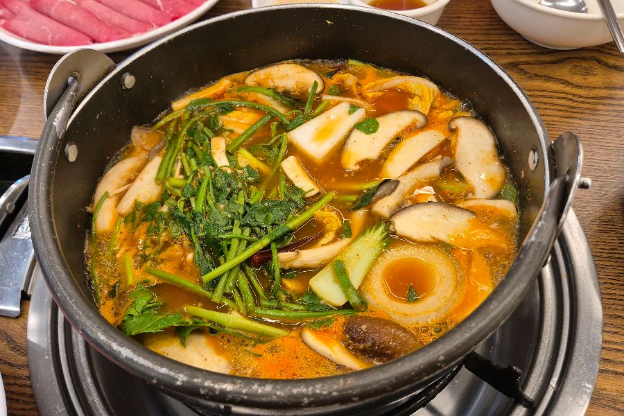 푸짐한 샤브샤브 재료가 담긴 냄비