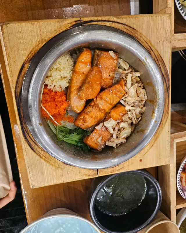 윤기가 흐르는 연어 솥밥