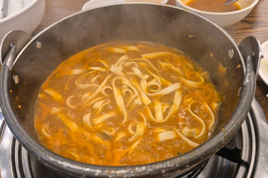 칼국수 사리를 넣은 샤브샤브