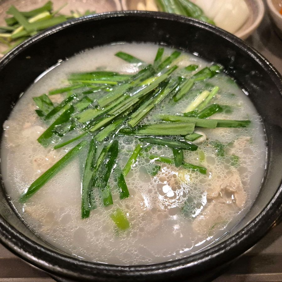 부추가 듬뿍 올려진 돼지국밥