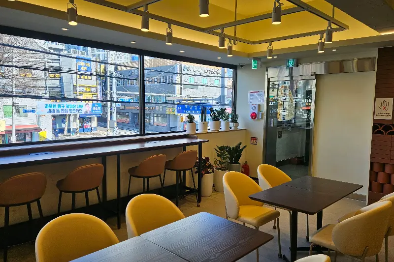 창밖을 보며 빙수를 즐길 수 있는 좌석