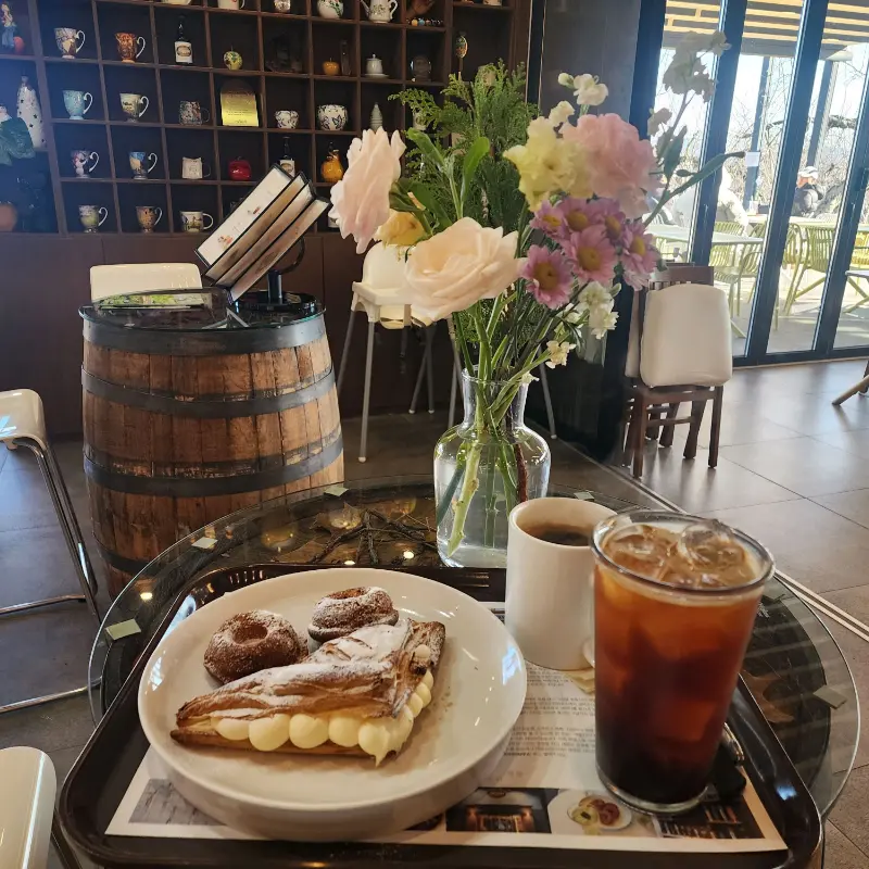 카페 내부 테이블 세팅