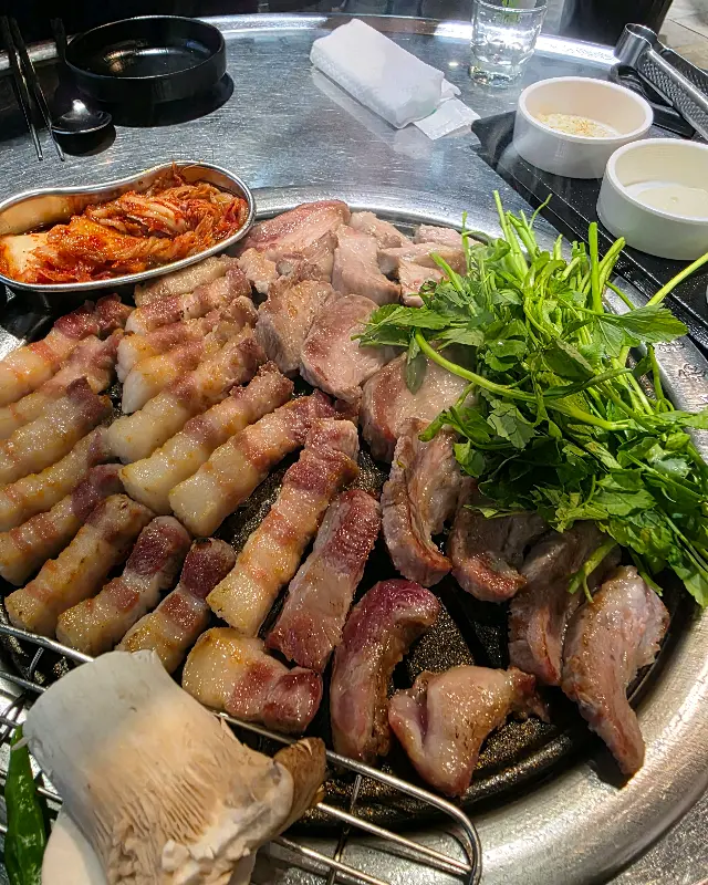푸짐하게 차려진 한 상
