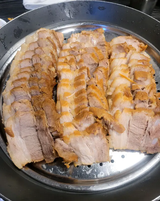 윤기가 흐르는 촉촉한 보쌈 수육