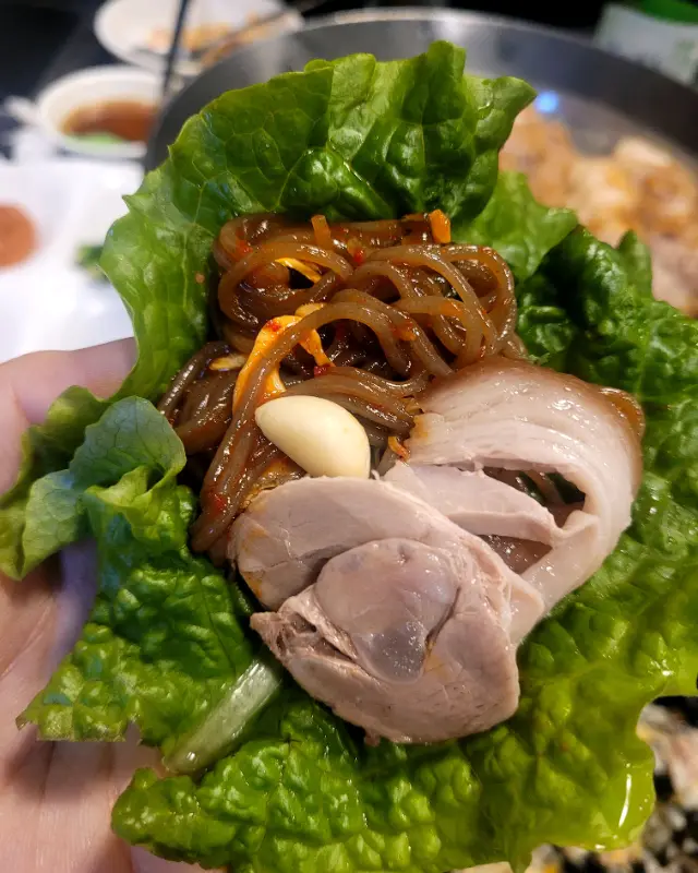 족발, 막국수, 마늘의 환상적인 조합