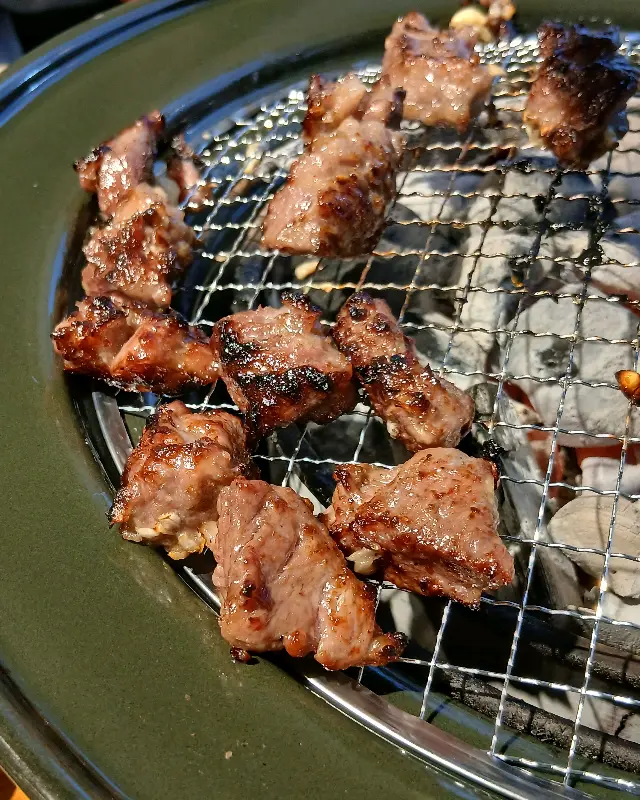 숯불 위에서 익어가는 큐브 눈꽃살