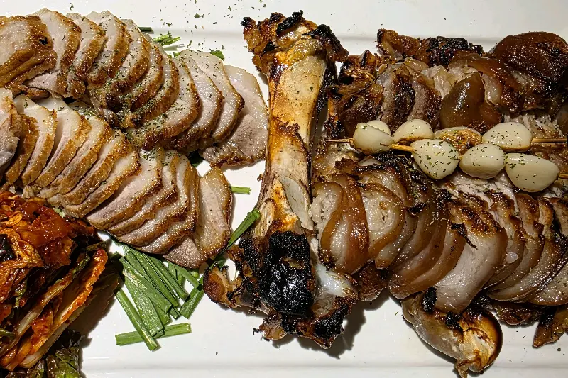 윤기가 흐르는 족발의 모습