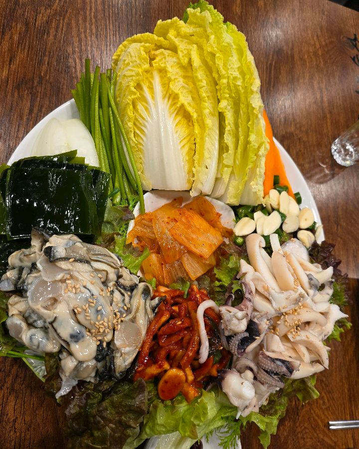 남도술상의 푸짐한 굴보쌈 한상차림