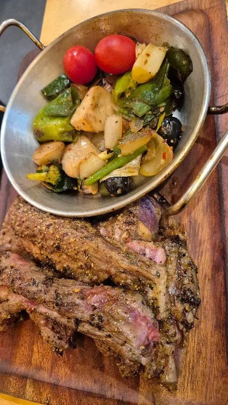 육즙 가득한 양갈비와 구운 야채