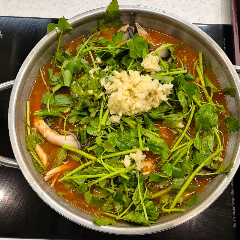 미나리와 버섯이 듬뿍 들어간 칼국수