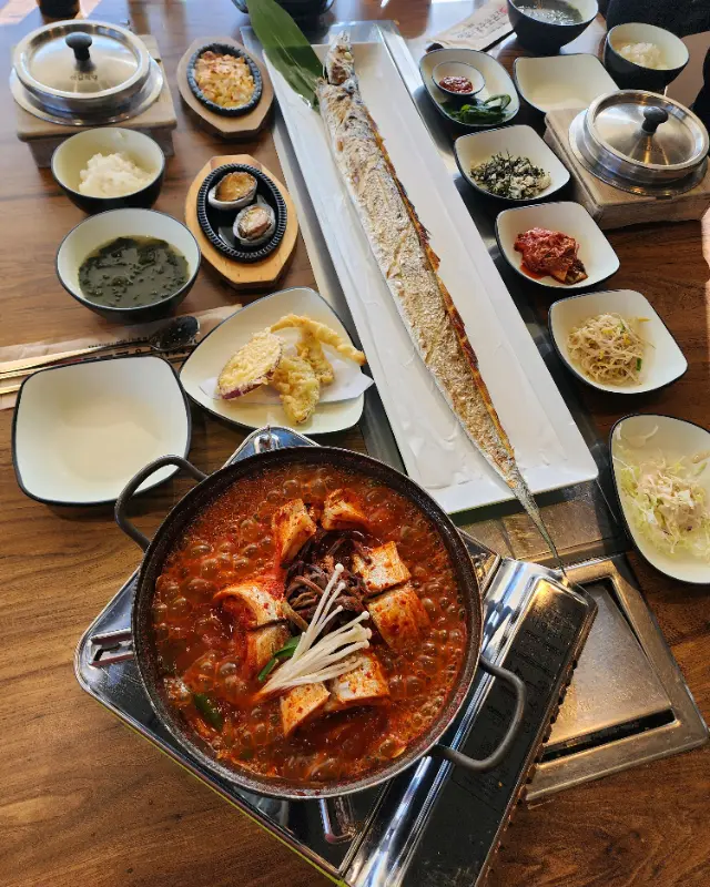 푸짐한 갈치조림과 갈치구이 한 상 차림