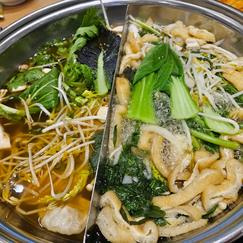 샤브샤브 육수에 채소를 넣고 끓이는 모습