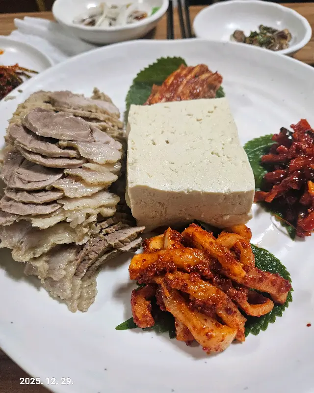 보쌈, 두부, 김치의 환상적인 조합