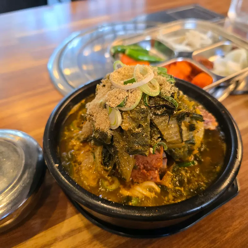 푸짐하게 담겨 나온 감자탕의 모습