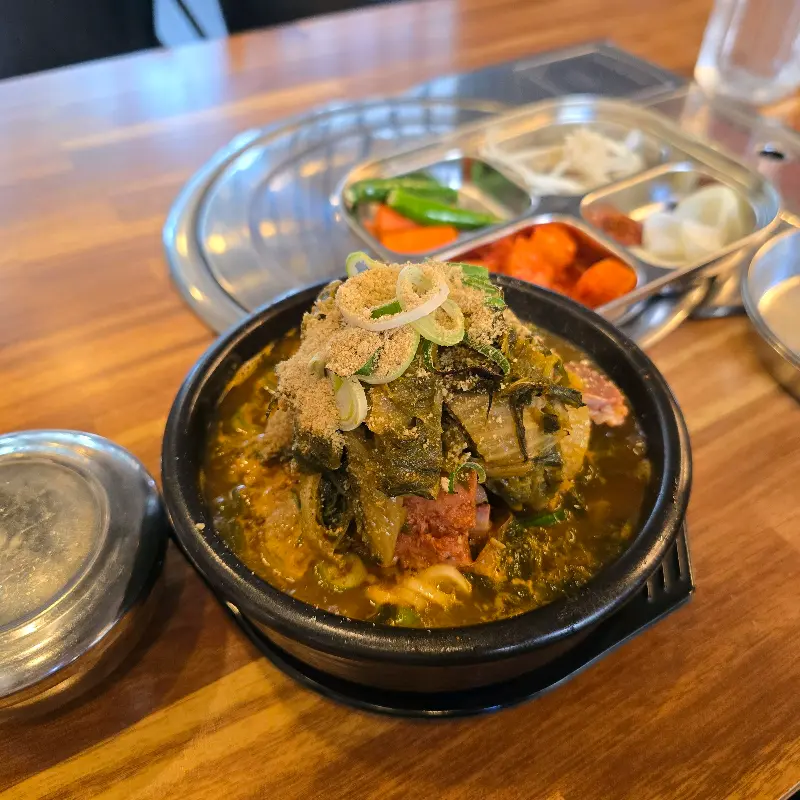 감자탕과 함께 제공되는 깔끔한 밑반찬