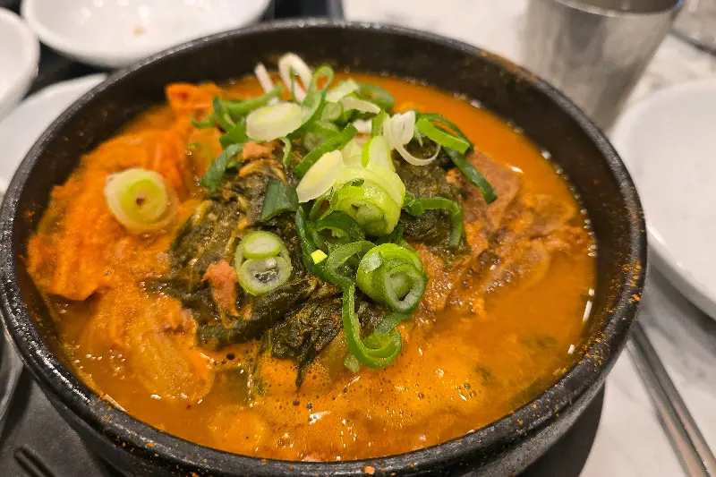 푸짐하게 쌓인 뼈다귀