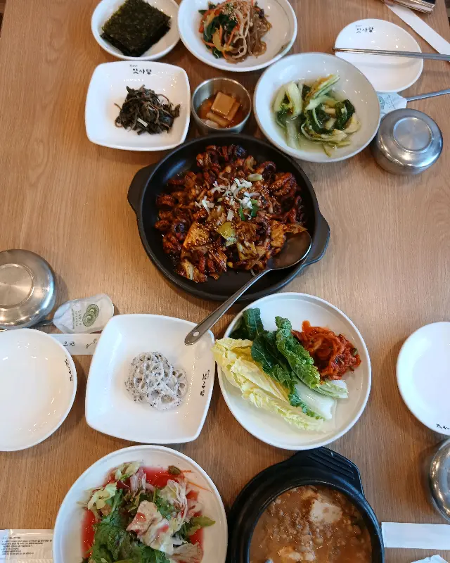 쭈꾸미볶음과 다양한 반찬들