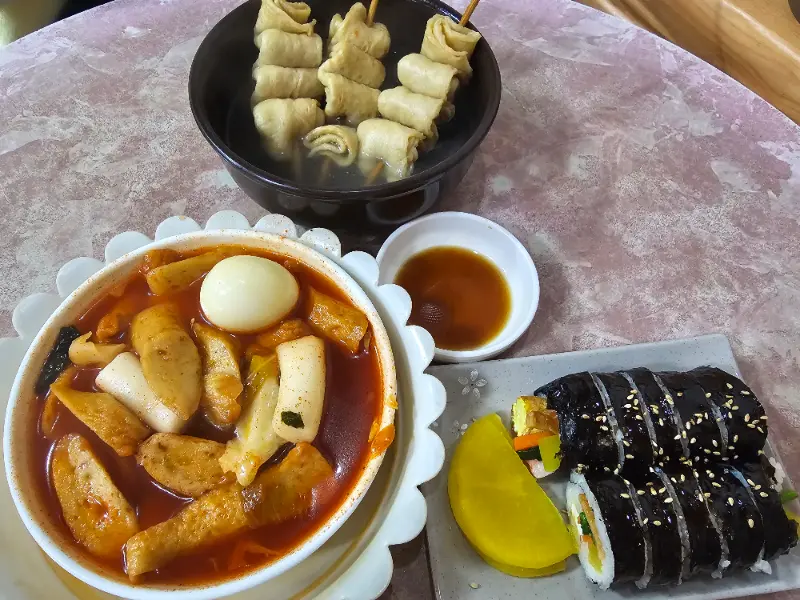 떡볶이, 김밥, 어묵의 푸짐한 한 상