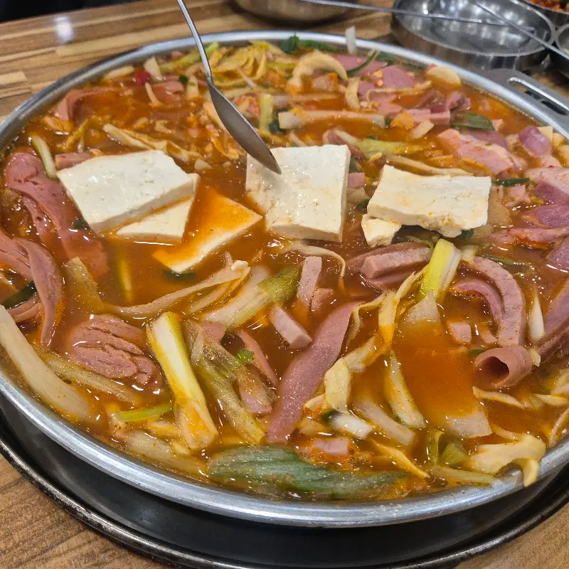 부대전골 속 두부