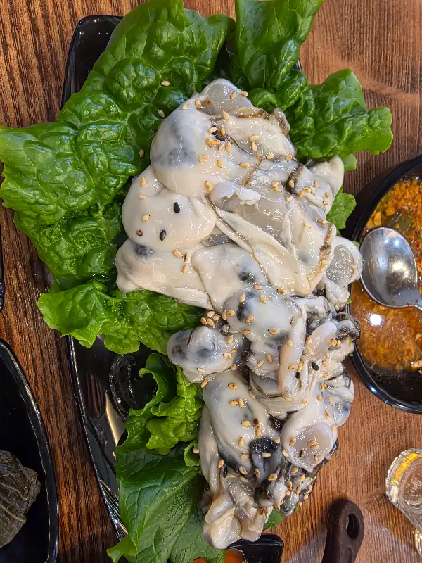 윤기가 흐르는 신선한 굴