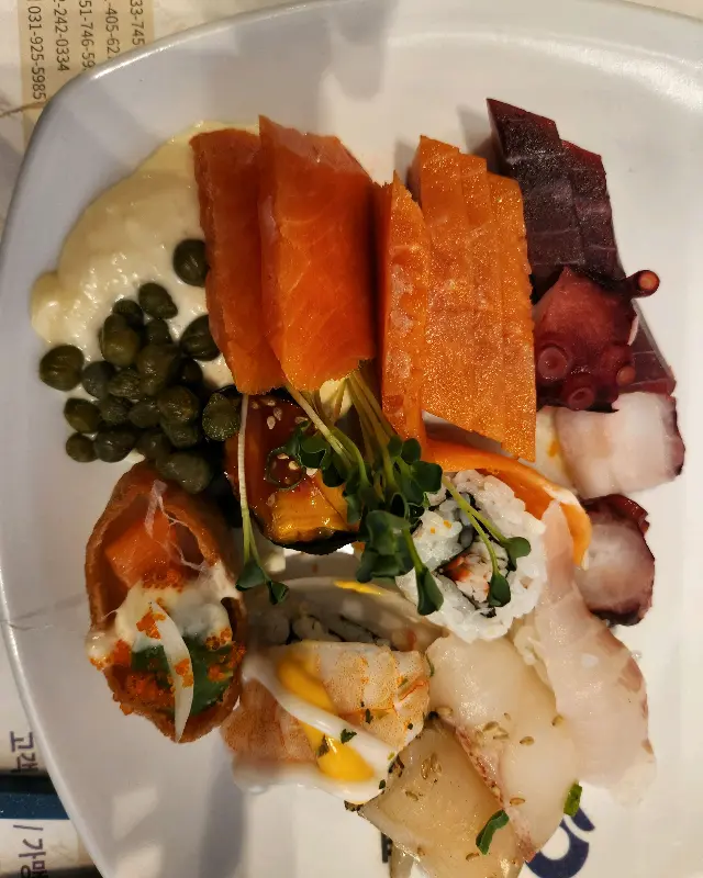 다양한 종류의 초밥을 담은 접시