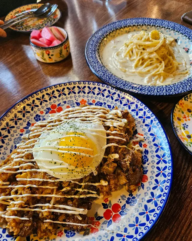 예쁜 그릇에 담겨 나온 파스타